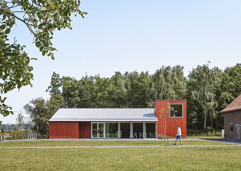 Projectbeeld De HuisCamer in Lendelede: publiek gemeenschapsgebouw met open straatprofiel