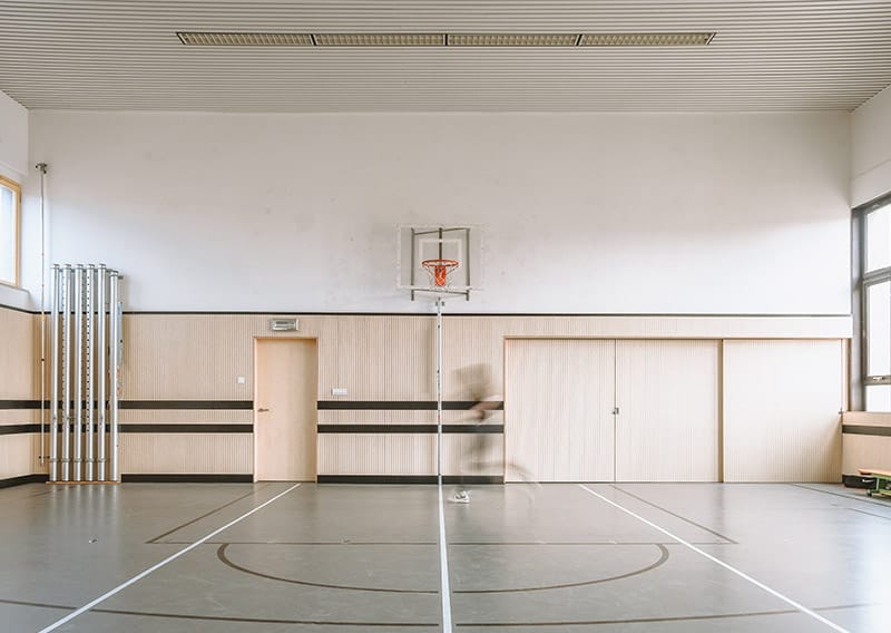 Projectbeeld Sporthallen SMSI Ieper: groot publiek sportgebouw, schoolsport infrastructuur.
